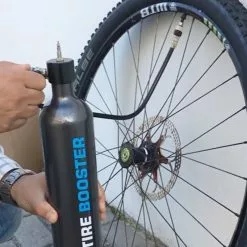 Schwalbe TIRE BOOSTER - Réserve D'air Comprimé Pour Pneus TUBELESS -PORTE BAGAGE VÉLO Soldes Magasin schwalbe tire booster reserve d air comprime pour pneus tubeless 5